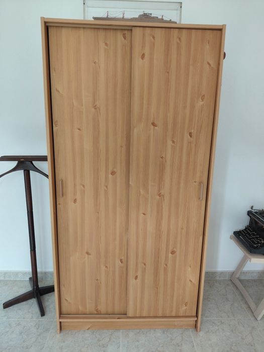 VENDO Roupeiro em Madeira com 2 portas