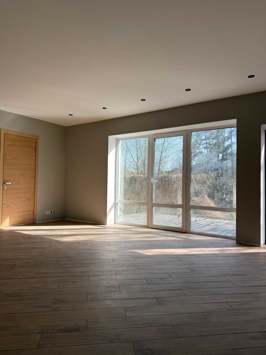 Продам котедж 480м  с.Шпитьки 17 км по Житом. трасі 15с.біля озера