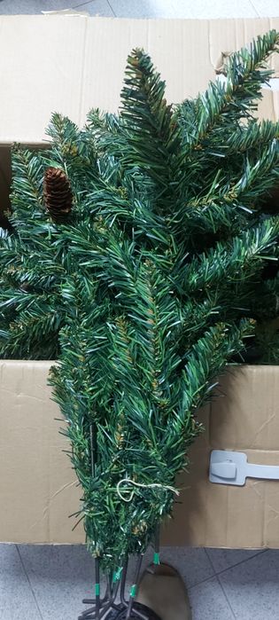 Vendo árvore de natal com 1.80 cm de altura Com pinhas