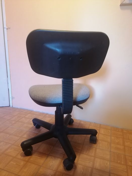 Krzesło biurowe, obrotowe z regulacją wysokości