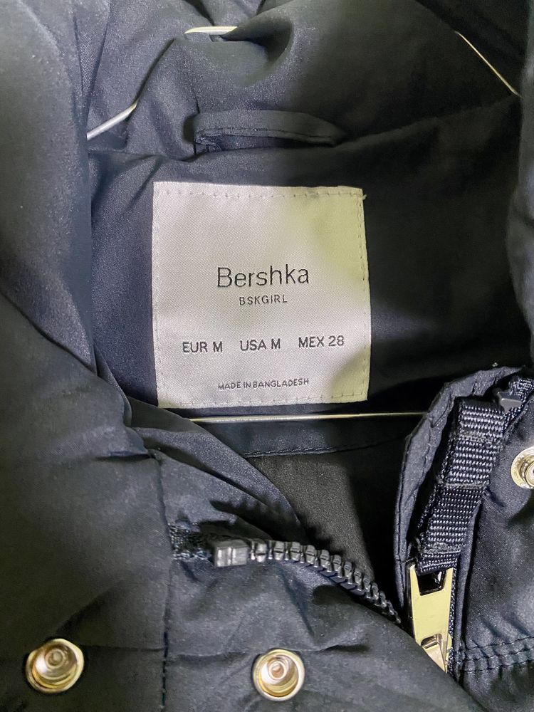 Тепла темно-синя куртка Bershka, розмір M, ідеальний стан