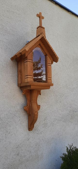 "Kapliczka  drewniana" na drzewo