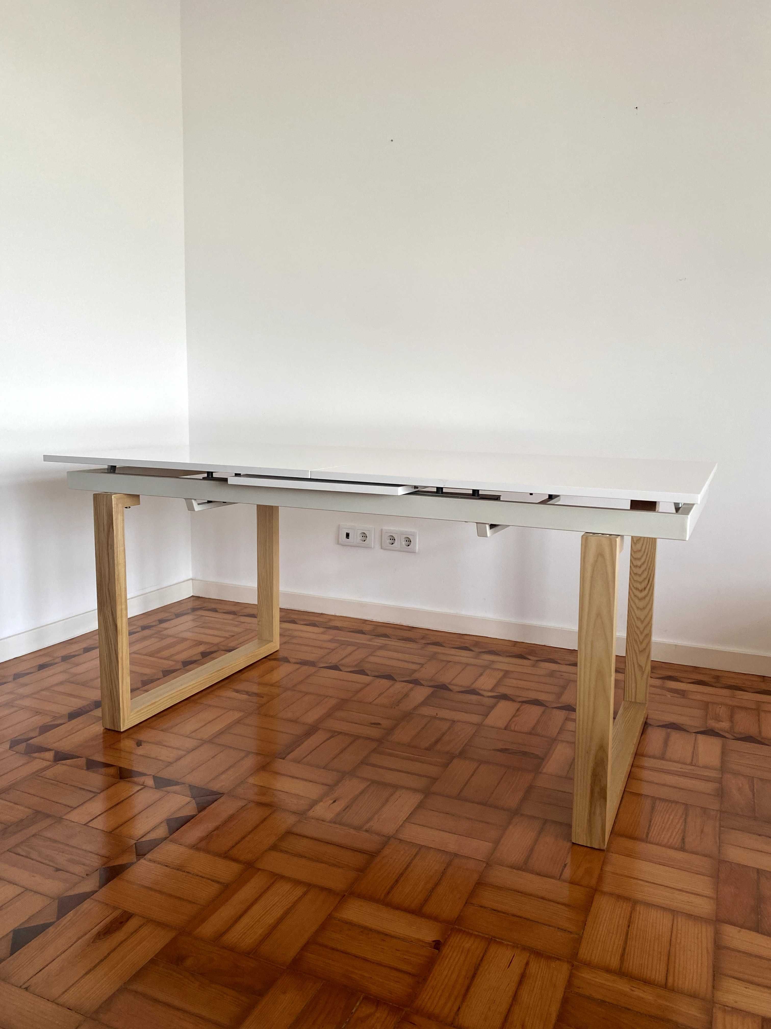 Mesa de jantar extensível (6/8 lugares)