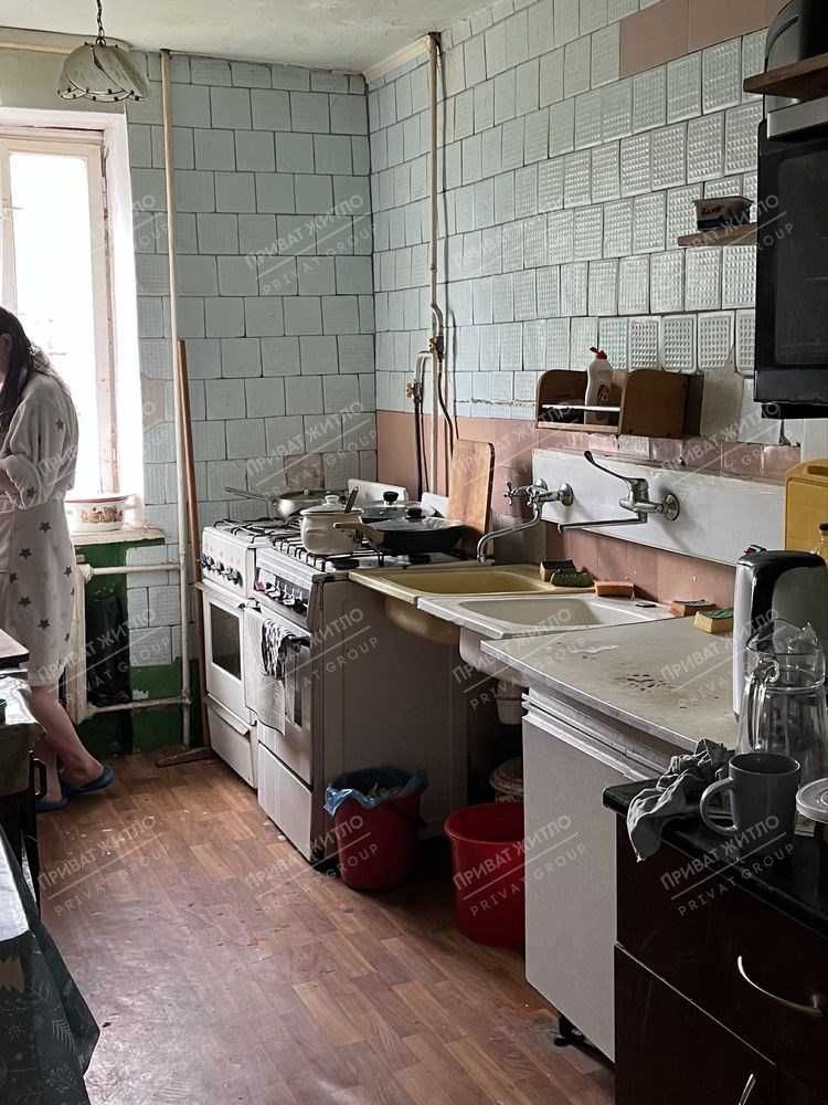 Кімната з балконом в гуртожитку.