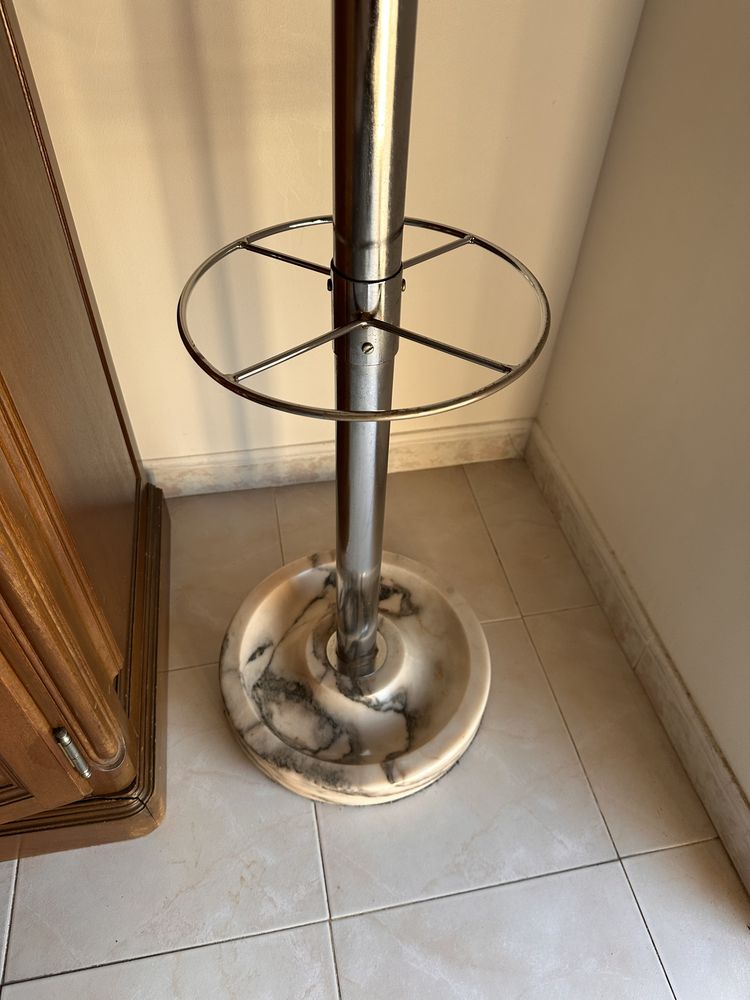 Estande de metal com base de mármore