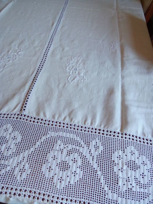 Toalha de Mesa em Linho e Crochê