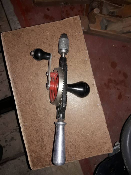 Продаю ручную дрель .