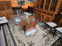 Mesa de sala com pé em madeira e tampo em vid