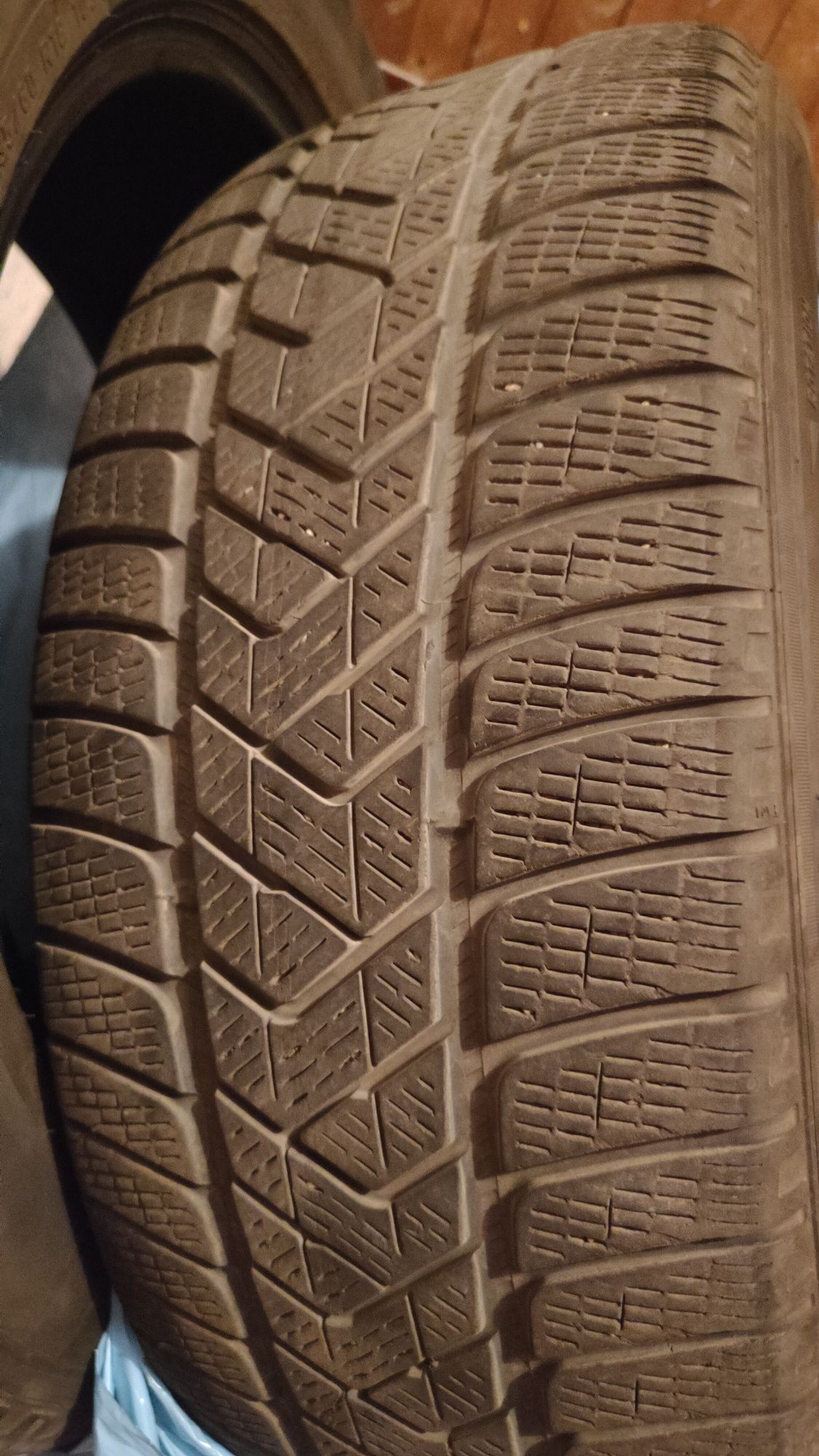 Opony zimowe Pirelli R18 235/60, suv