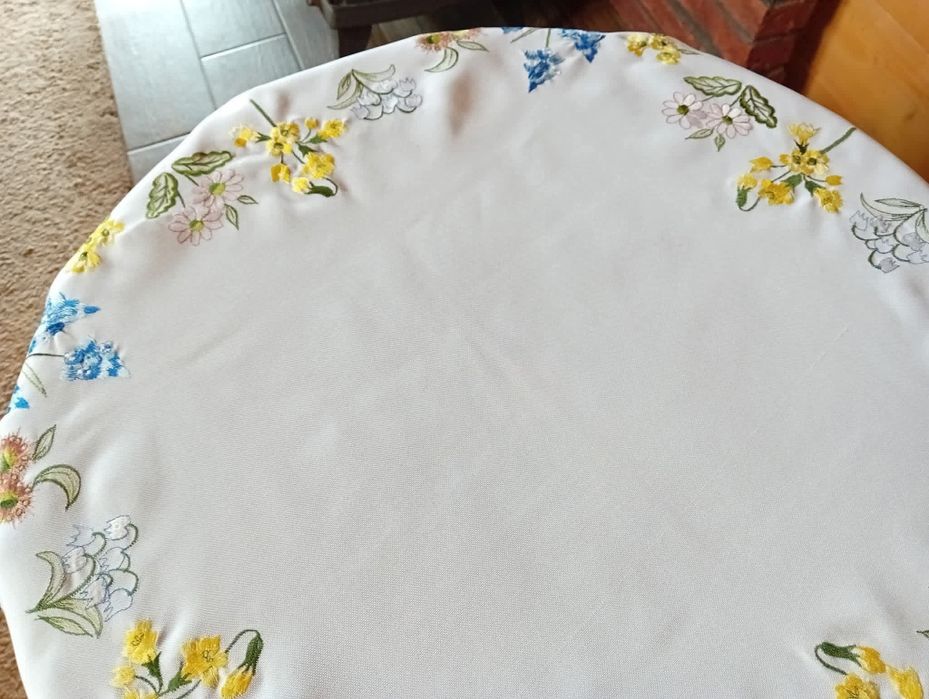 Obrus z haftem kwiatowym