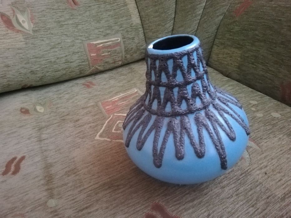 Wazon niebieski ze zdobieniami