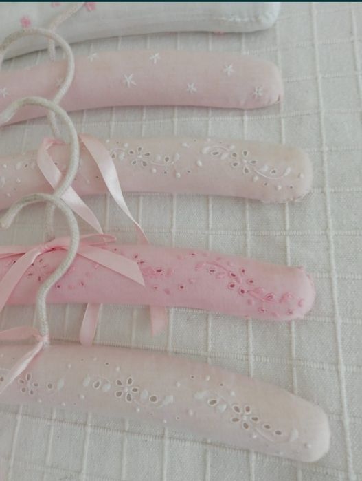 Cabides de menina em tecido