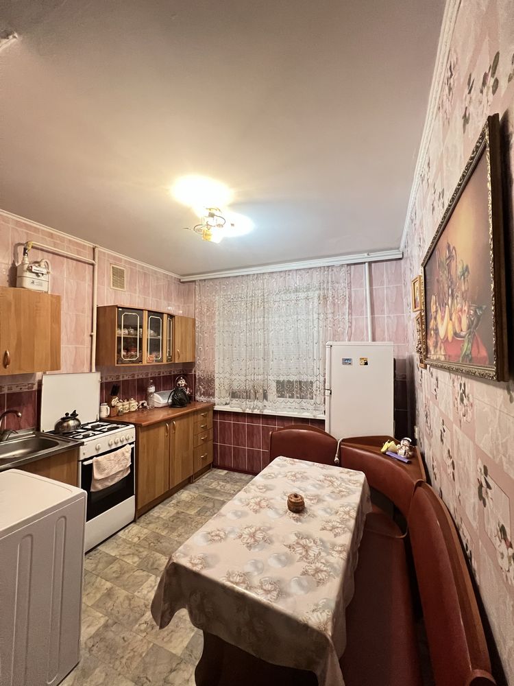 В Продажу 1 к к на Колодязній в житловому  стані