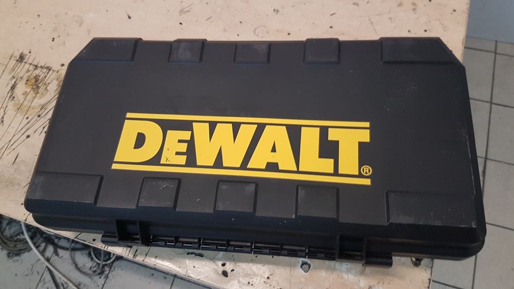 Piła DeWalt opakowanie skrzynka