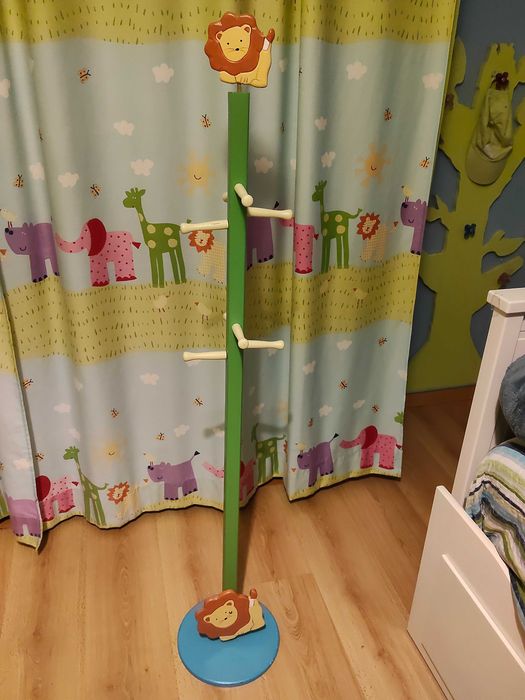 Cabide de pé para quarto de menino