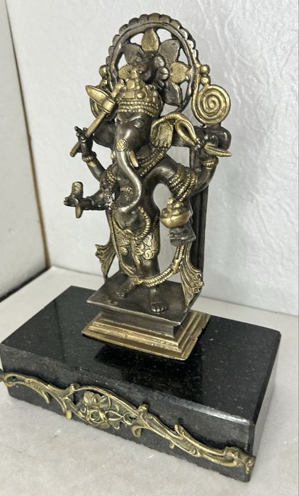 Антична бронзова статуя на мраморном питистале  Ганеші у позолоті