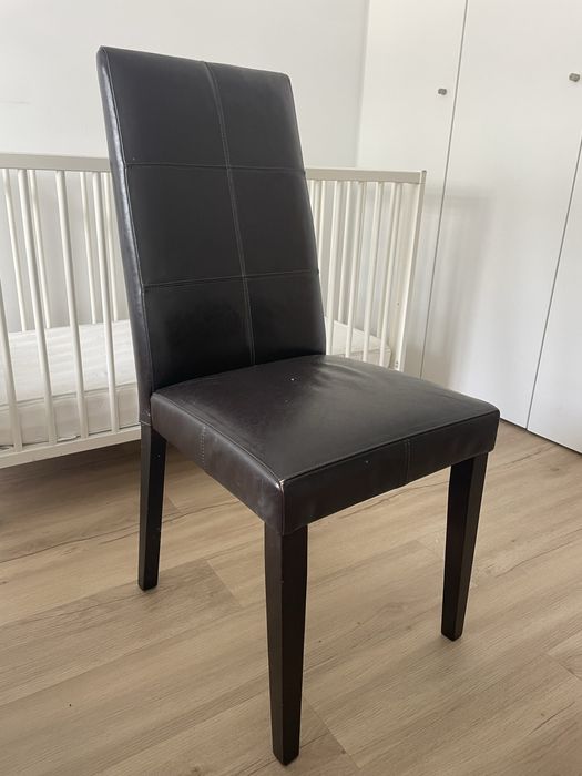 Cadeira em pele preta