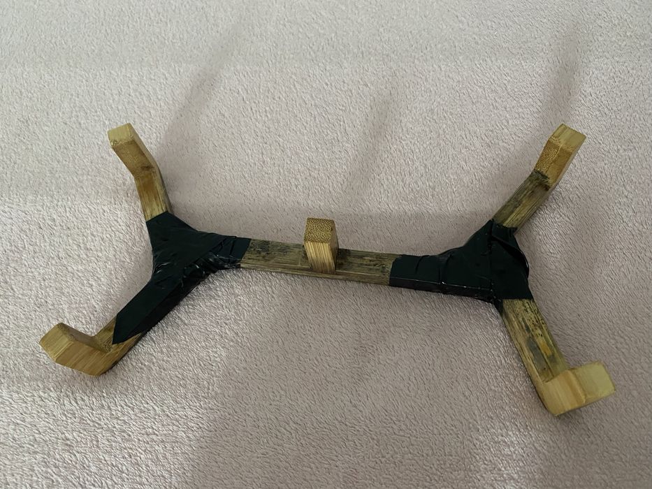 Białe miski ceramiczne dla psa kota z drewnianym stojakiem gratis