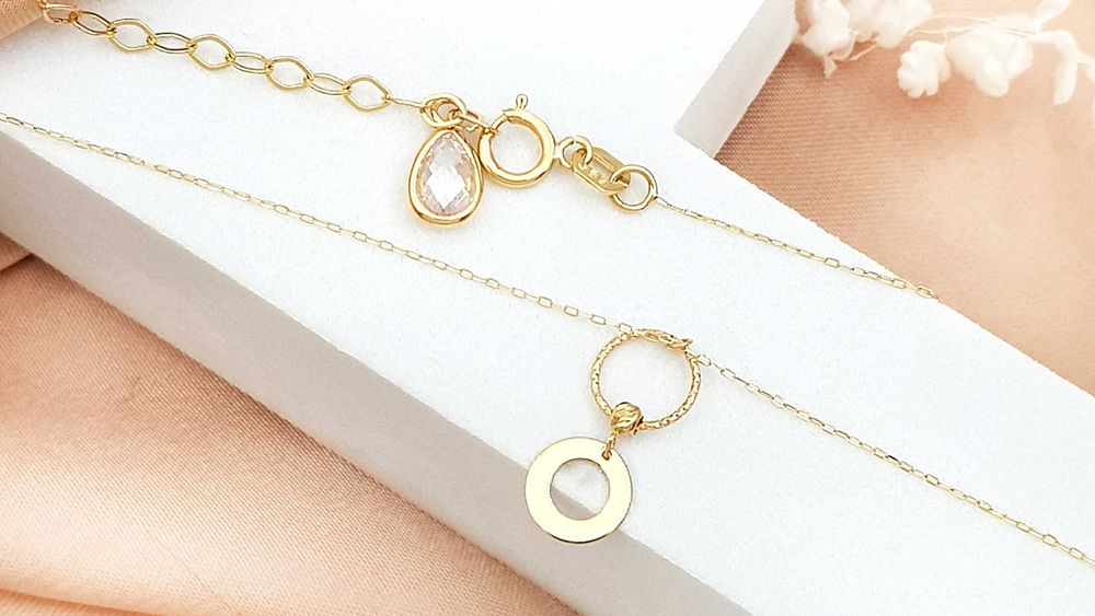 Złota celebrytka z dwoma kółkami i błyszczącym koralikiem pr. 585