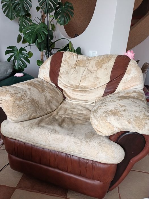 Продам комплект (розкладний диван з ортопедичним матрасом) та 2 крісла