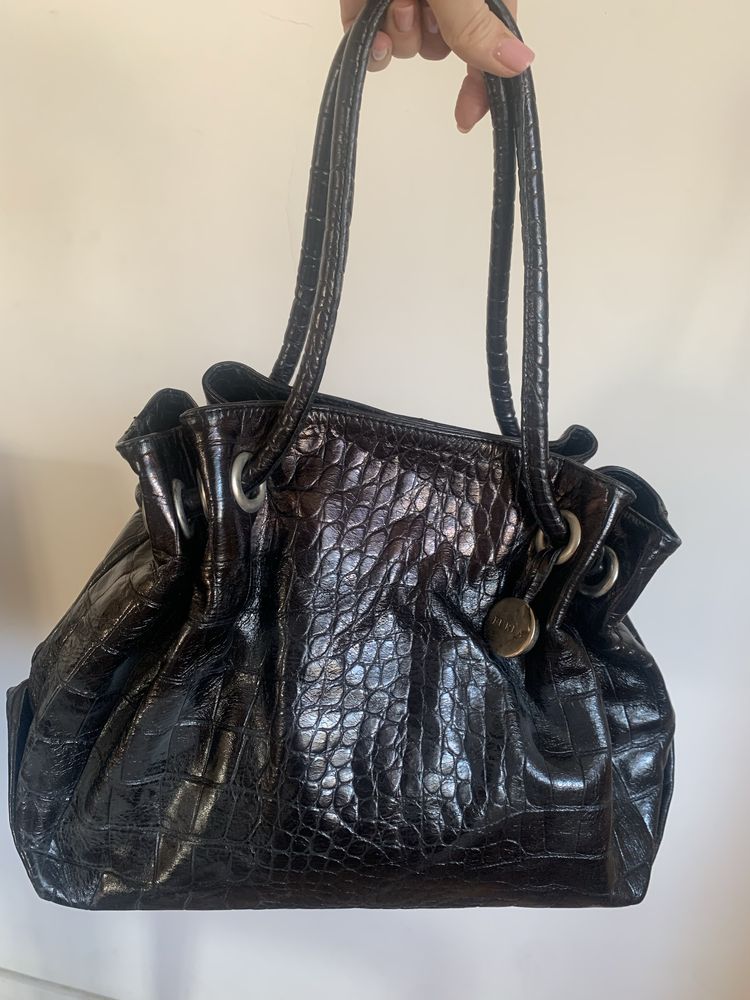 Czarna torebka Furla
