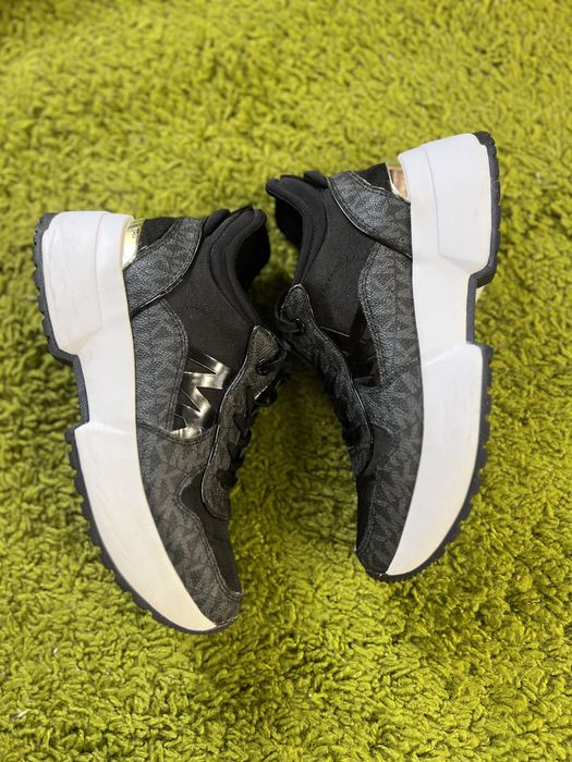 Продам нові кросівки брендові черевики чоботи Michael Kors оріган 40