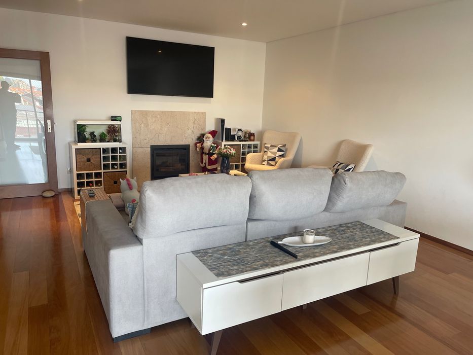 Sofá com chaise e banquetas