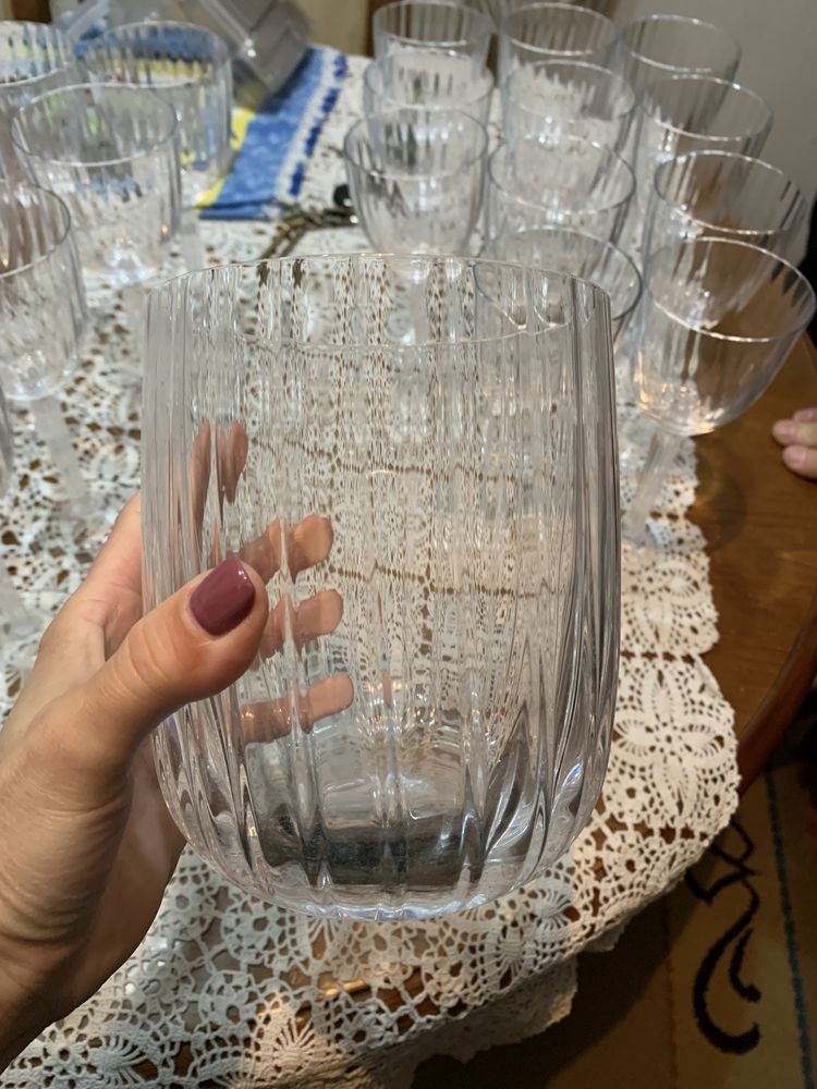 Vendo 44 peças e copos de vidro