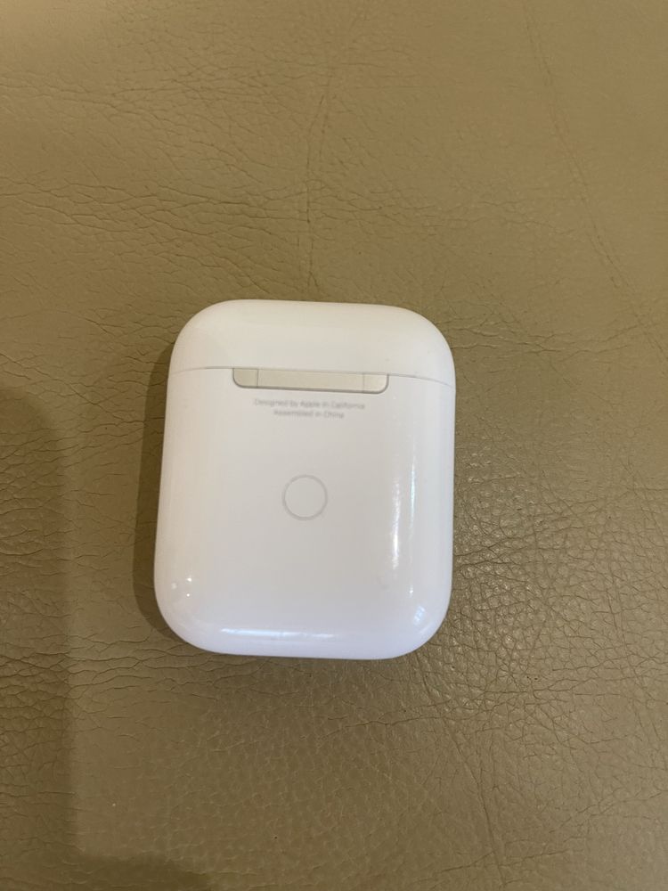 Airpods 2 A1938 Оригінал. На запчастини.