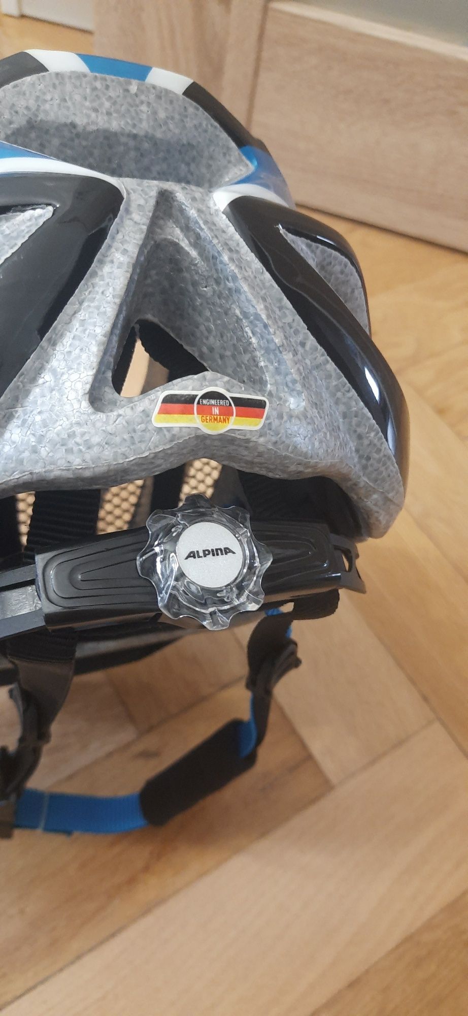 Kask rowerowy z daszkiem