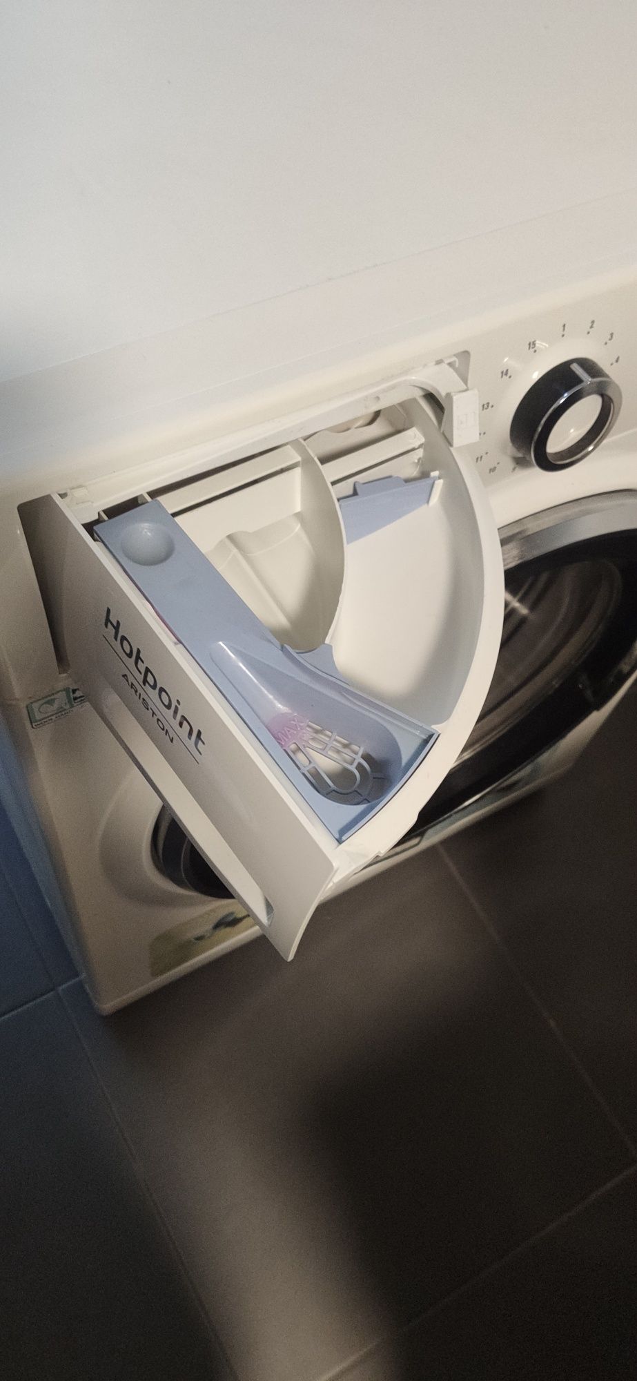 Máquina de Lavar Roupa Hotpoint Ariston 9 kg - 1400 rpm