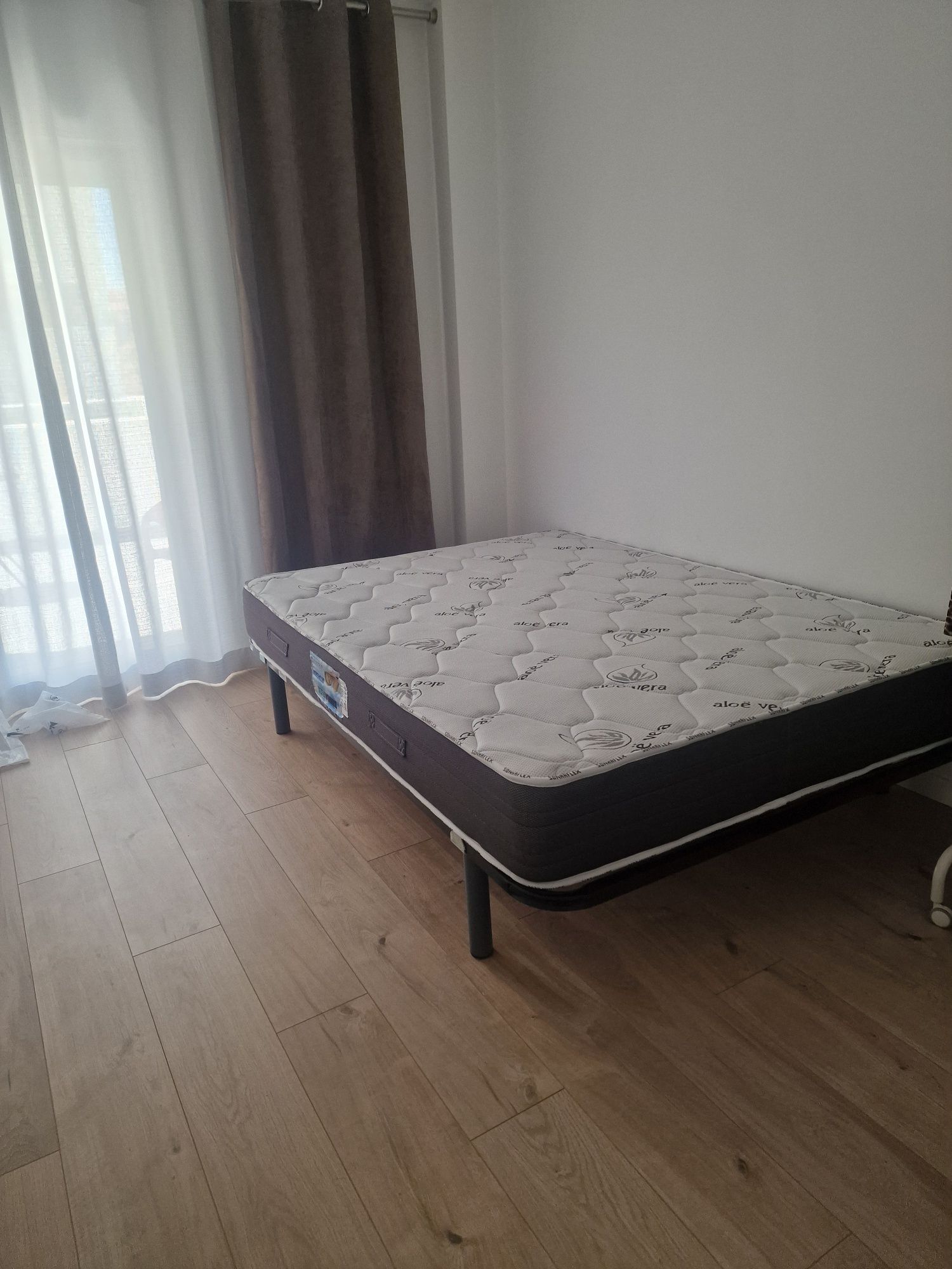 Cama estrado com pés