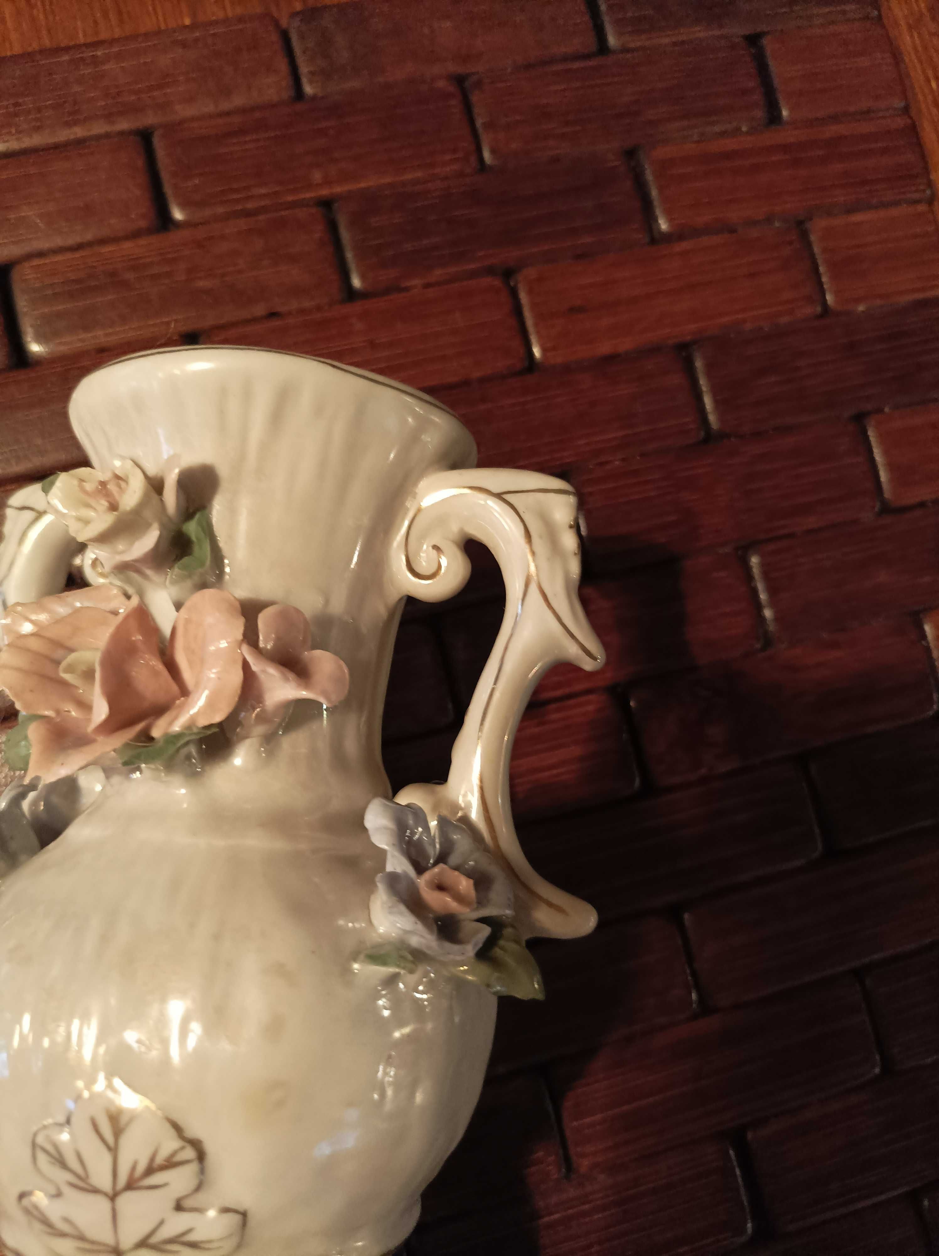 Wazonik porcelanowy z okresu PRL z motywem kwiatowym opalizujący