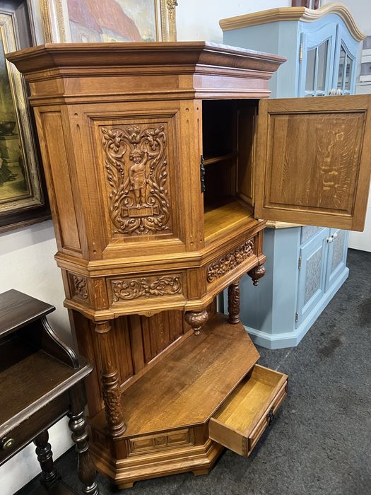 Kredens/Pomocnik bogato rzeźbikny/motywy religijne/Raty