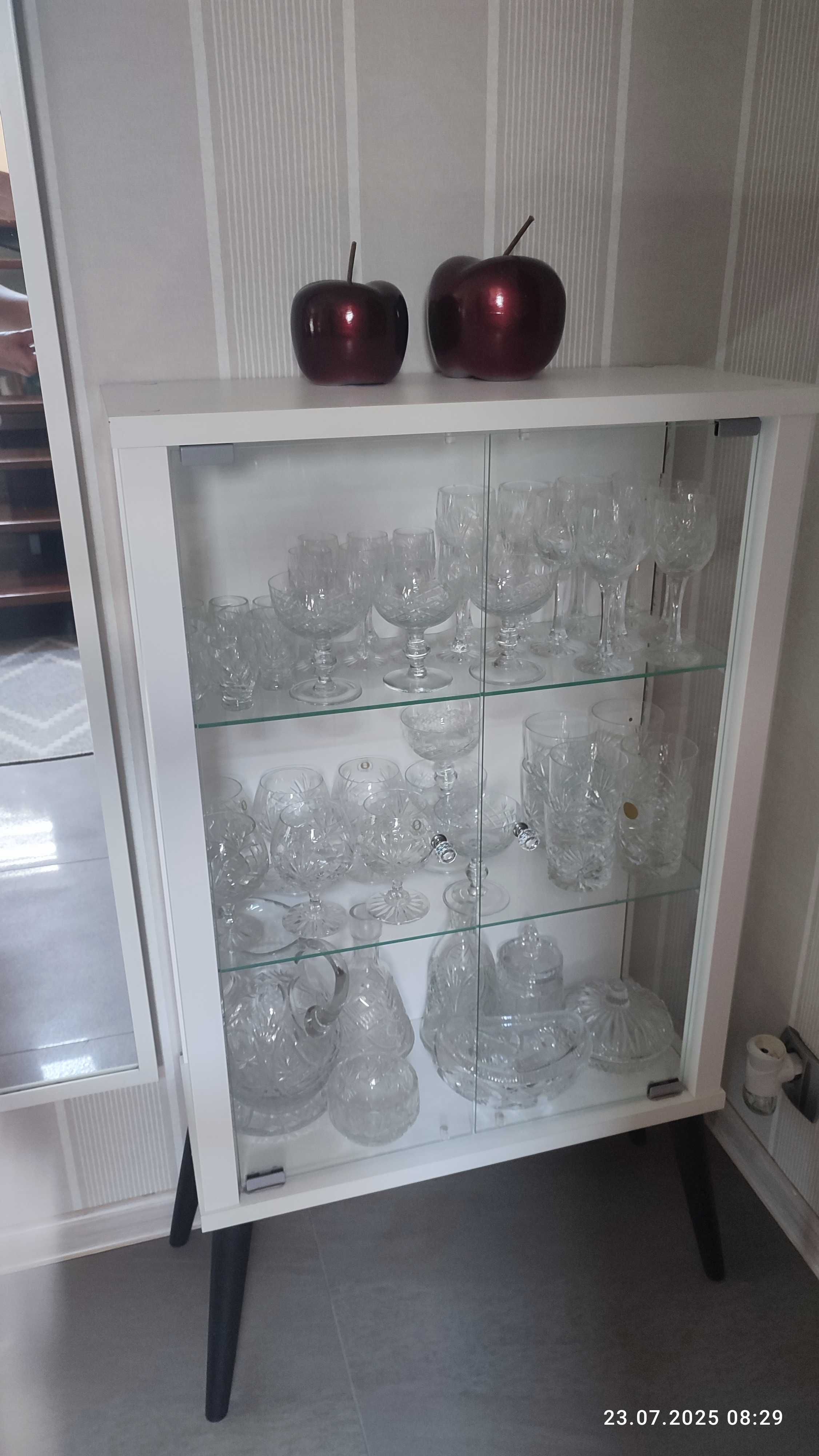 Mała nowoczesna oszklona  serwantka, witrynka.