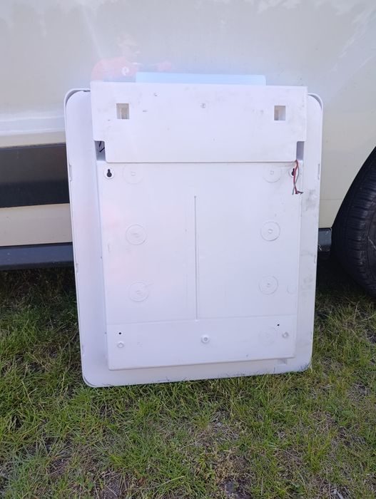 Kamperowa podświetlana pułka z lustrem.