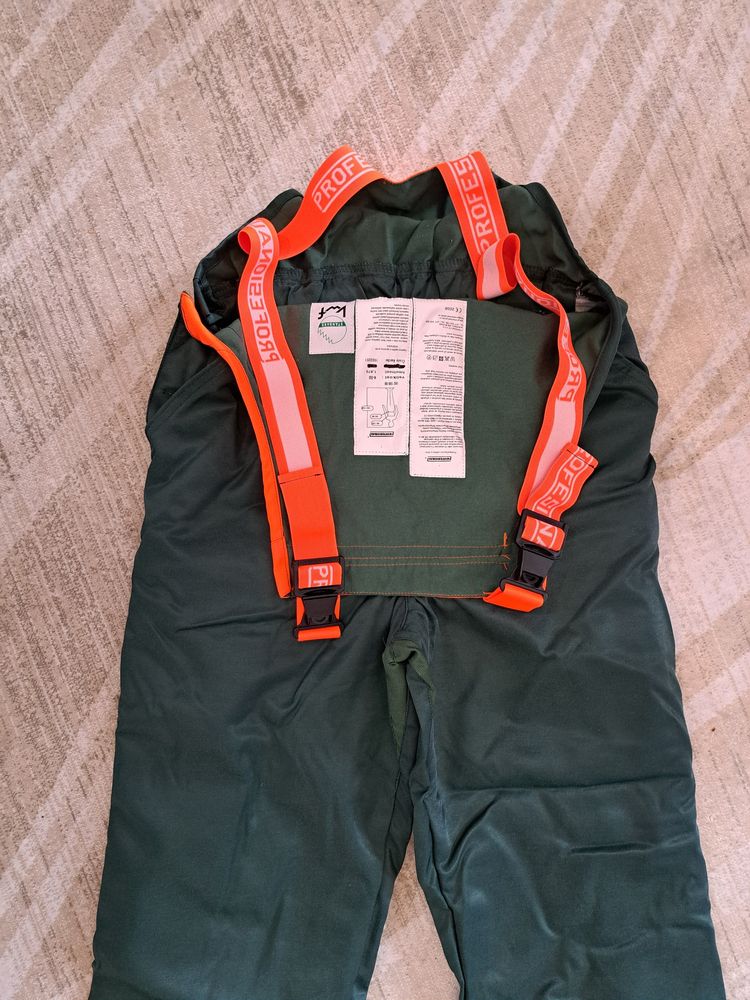 Spodnie letnie dla pilarza, kask i buty. Antyprzecięciowe