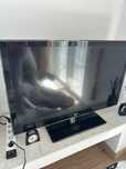 Televisão LG com comando e óculos 3D