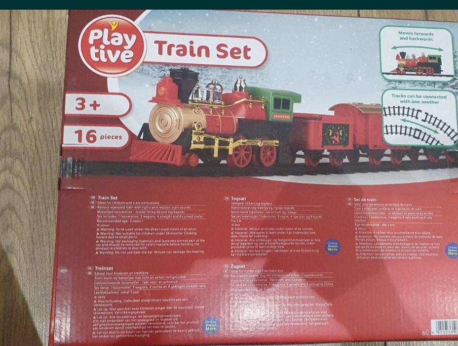 Pociąg elektryczny z torami świeci i wydaje dźwięki