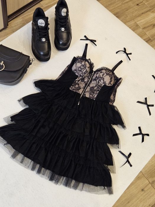 Sukienka Fishbone M – koronkowa, gotycka, w stylu emo.