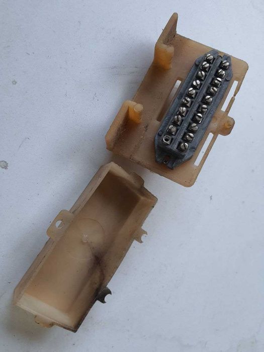 Немагнитный клемник коробка пластикова з клемником 10 Pin., 82