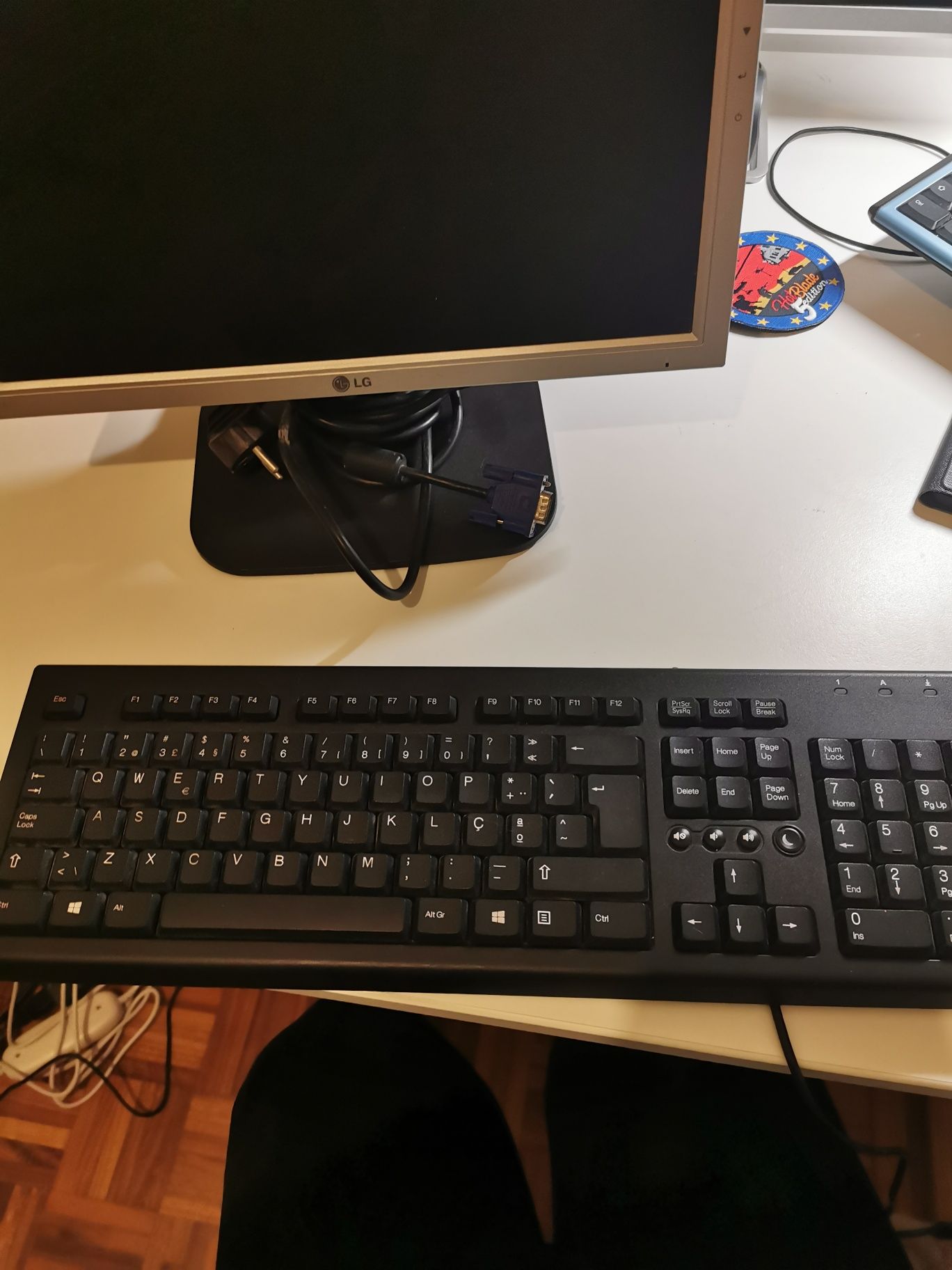 Monitor LG + teclado mitsai + teclado HP