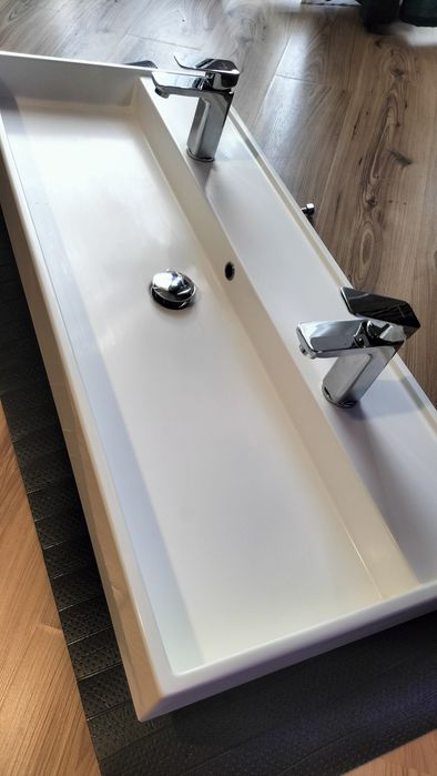 Umywalka dwubateriowa ceramiczna