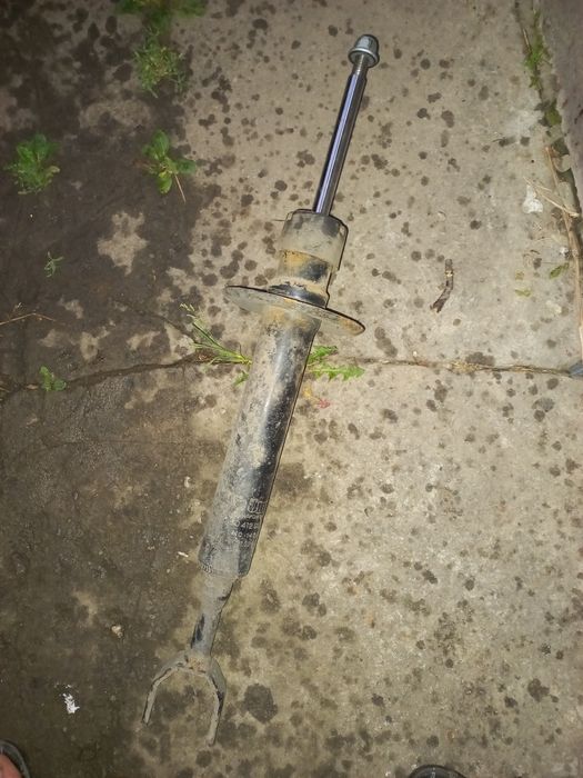 Стойки амортизатора Шкода суперб  1  передние