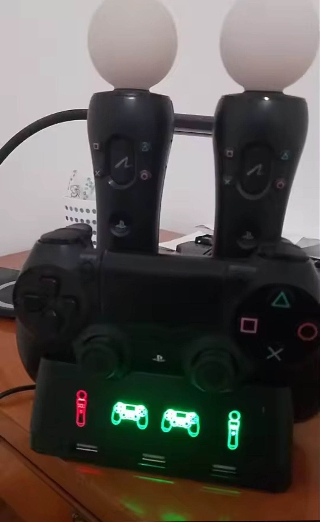 Pack PS4 Slim 1Tb+2 comandos+PlayStation Move+docking station+4 jogos