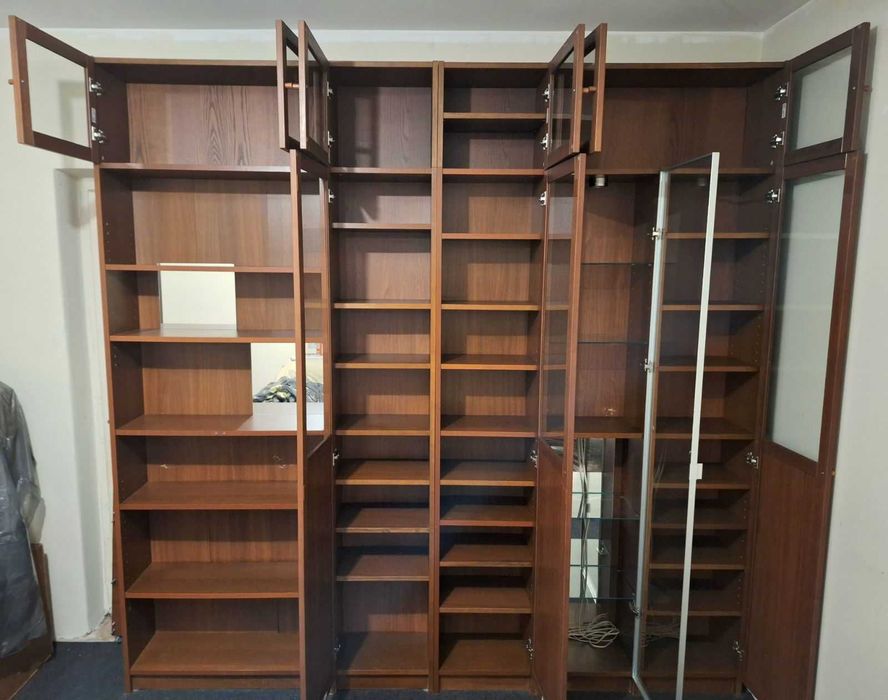 Regały IKEA Billy brązowy orzech plus drzwi panelowe / szklane Oxberg