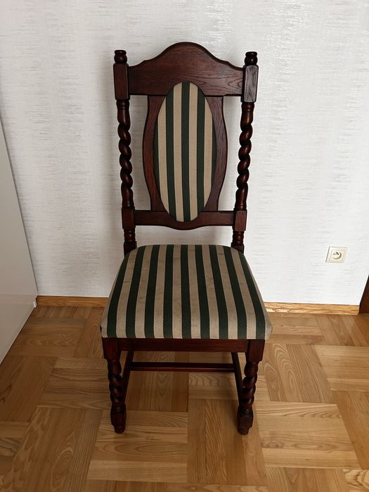 Dwanaście sztuk krzeseł retro