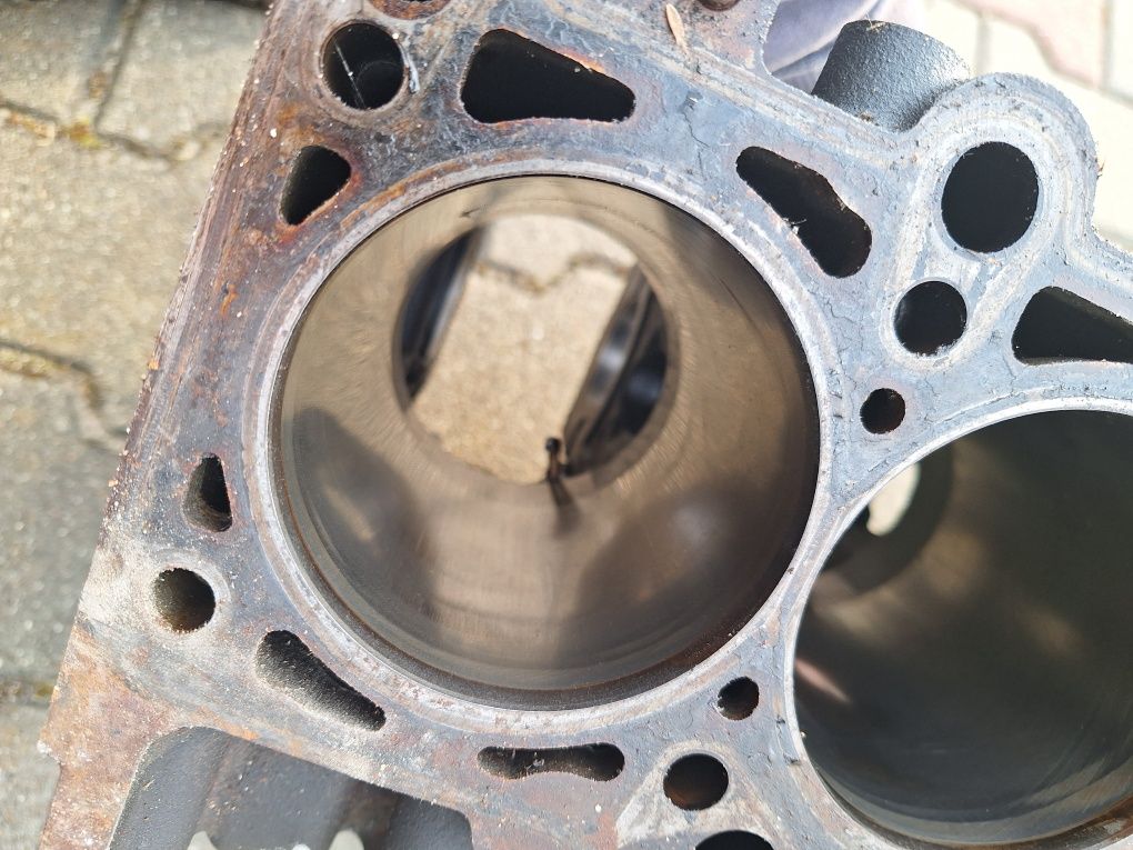 Blok dół silnka Audi A4 B7 2.0 tfsi BGB 06F103021D