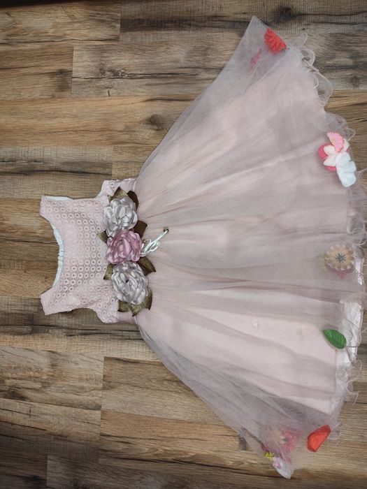 Продам святкову сукню для дівчинки розмір 104