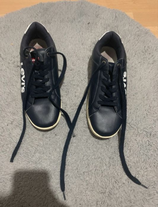Tenis da levi’s.